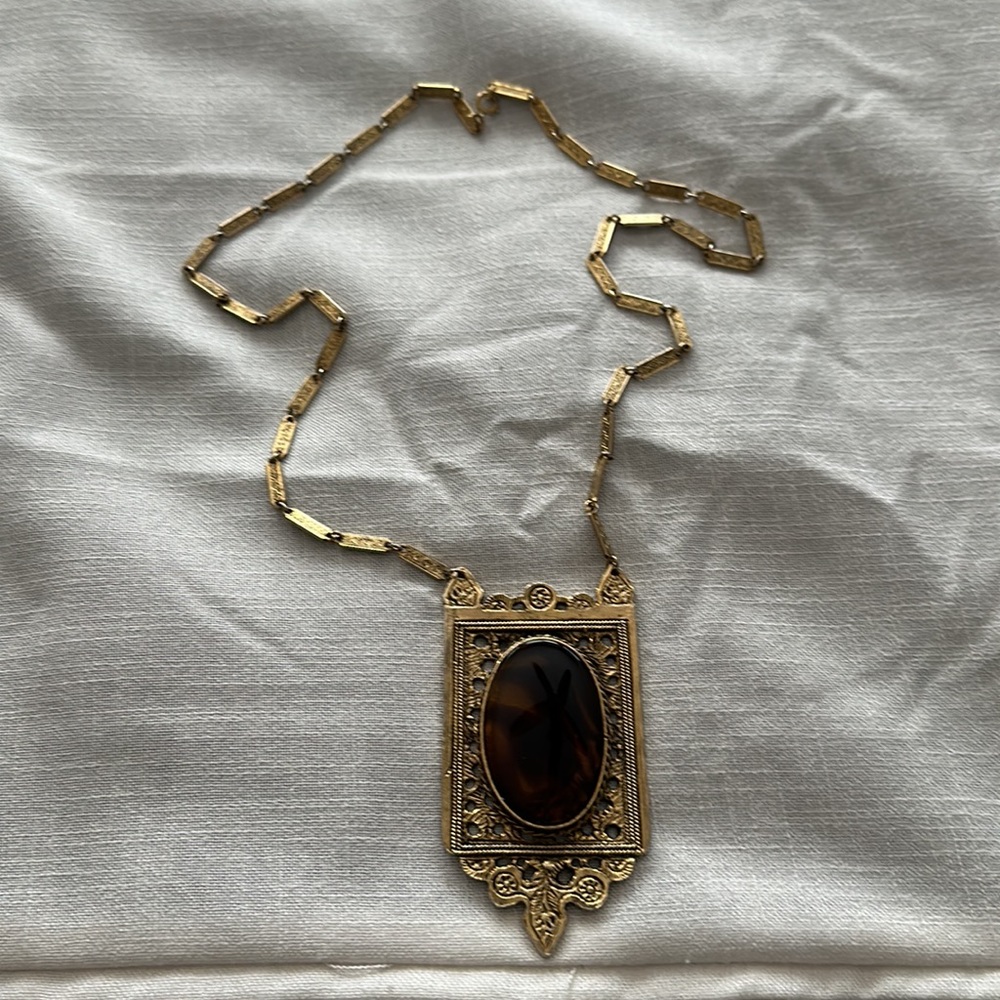 Gorgeous statement piece 40” framed large oval tortoise colored pendant - Picture 11 of 16